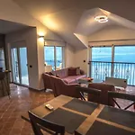 Modern Waterfront 3-Bed Apartment
