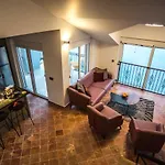 Modern Waterfront 3-Bed Apartment
