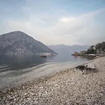 Modern Waterfront 3-Bed Apartment