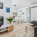 Apartment Plagenti With Sea View