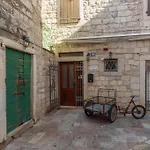 Old Town St Tryphon Apartment