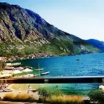 Ariya Mare Apartman Risan Montenegro, Na Plazi