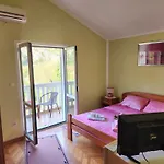 Lorena Rooms