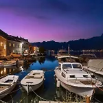 Seaside Stone House - Bella Vista