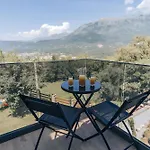 Three Bedroom Villa With Infinity Edge Pool & Hot Tub