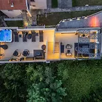 Marea Deluxe Apartments