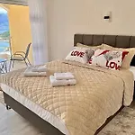 Villa Maki