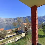 Vibrant Bayview Apartment Prcanj