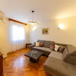 Kenova Apartment