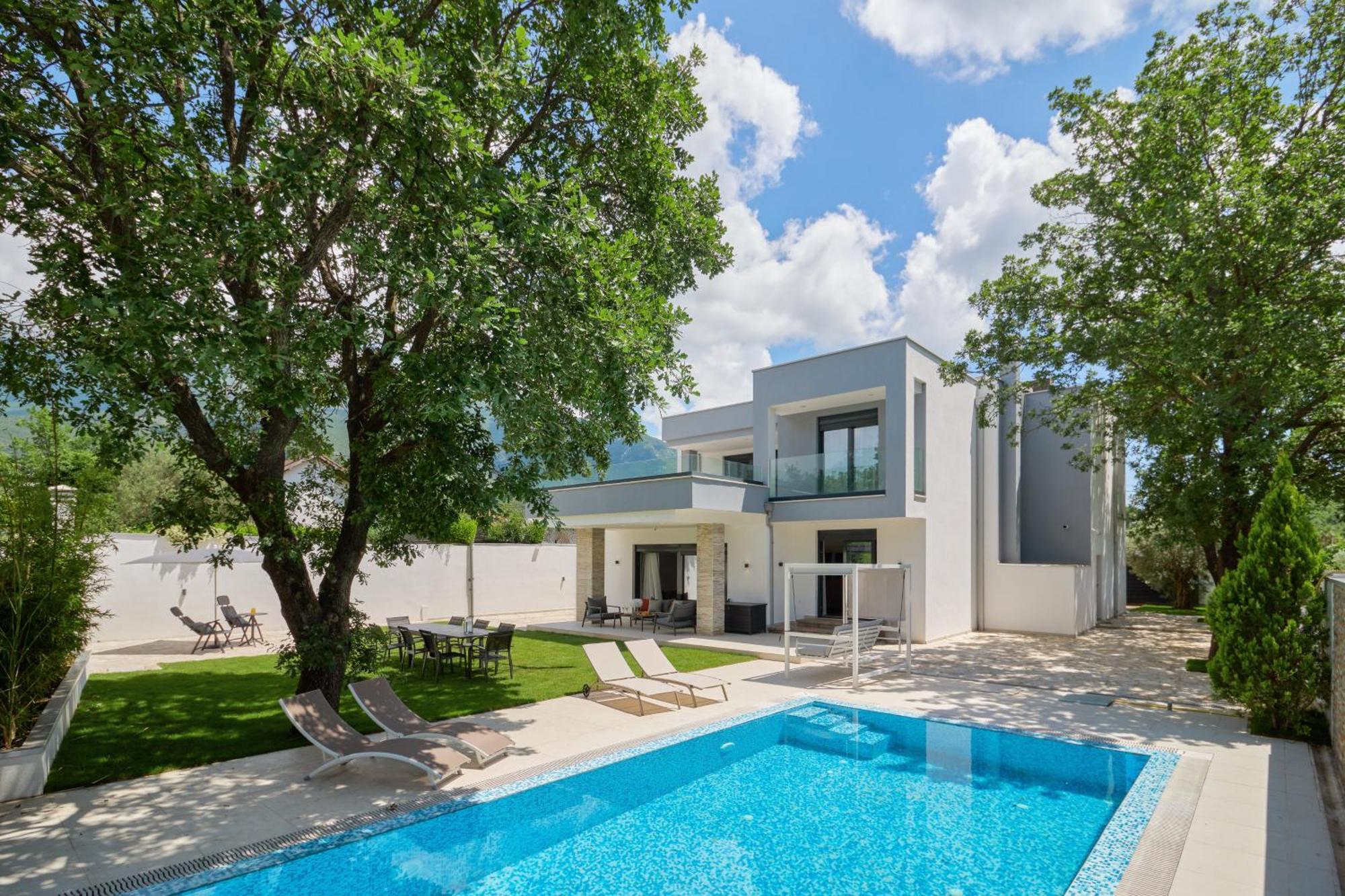 Garden With Private Outdoor Pool Apartment