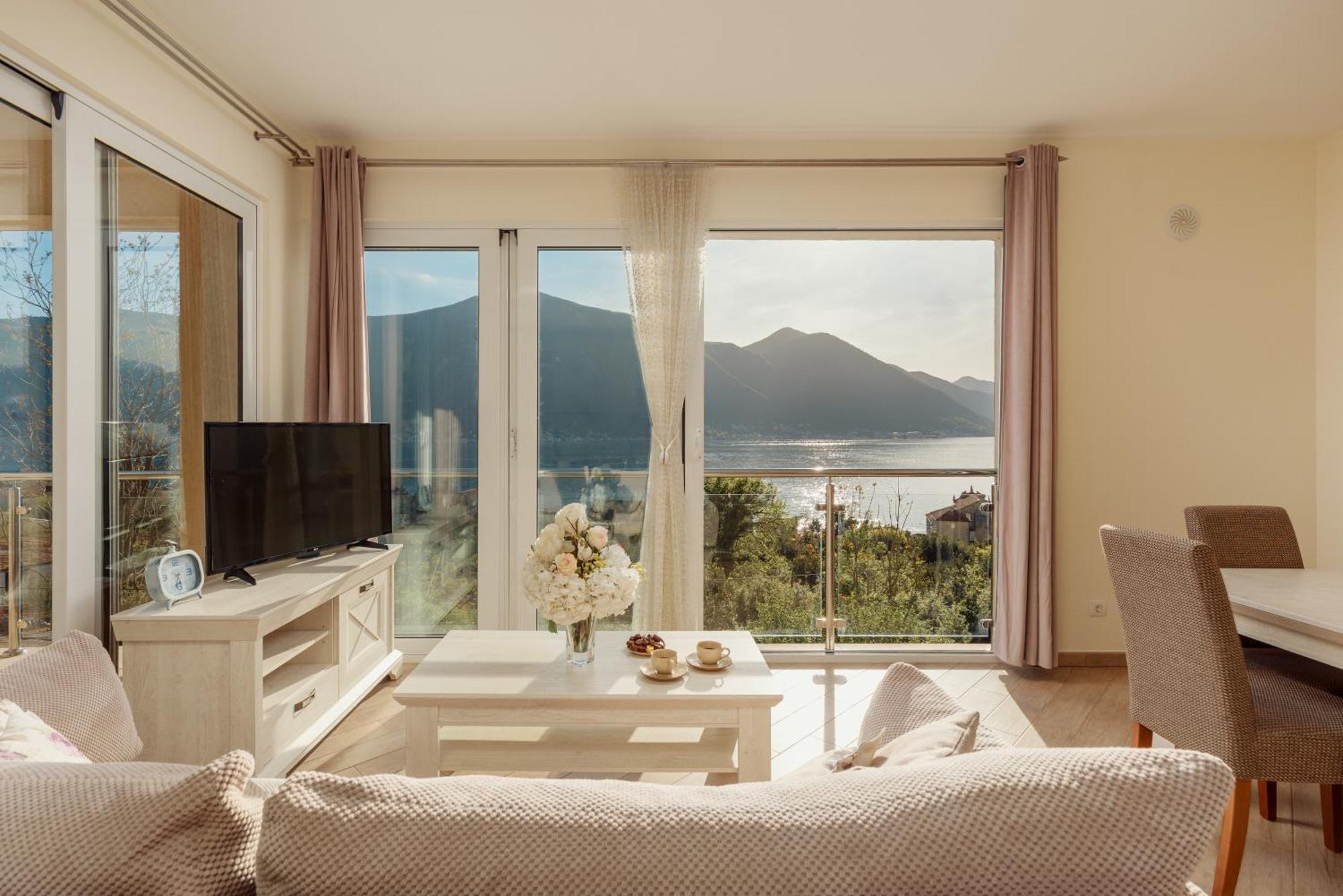 Baywatch Boka - Sun-filled Sea View Lejlighed