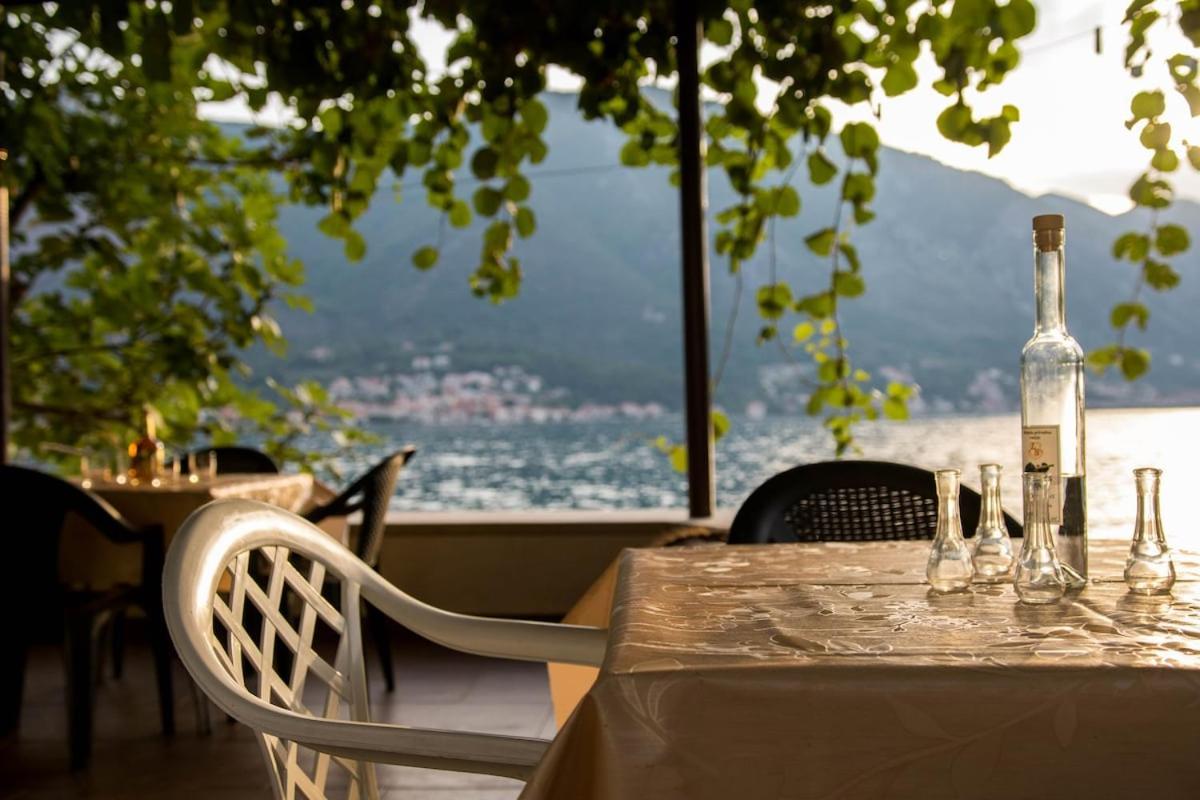 Lanterna In A Seaside House Apartment Dobrota