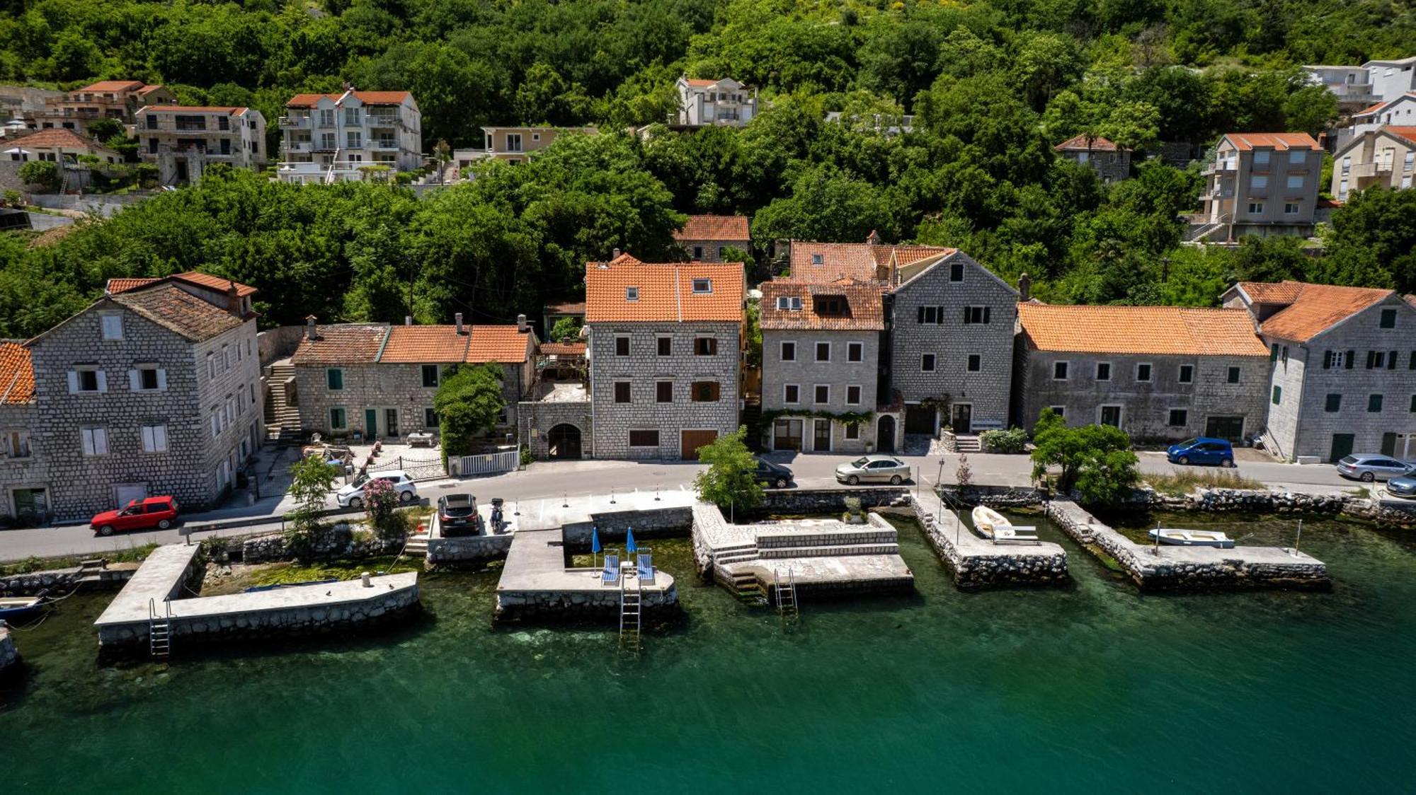 Historic Waterfront House Feriehus