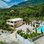 Villa Oaza With Outdoor Pool